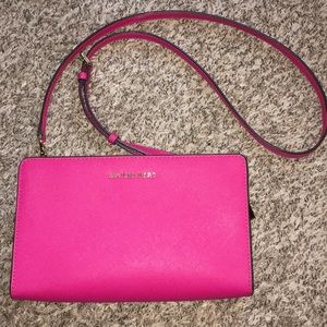 Michael Kors JetSet LargeCrossbodyClutch UltraPink